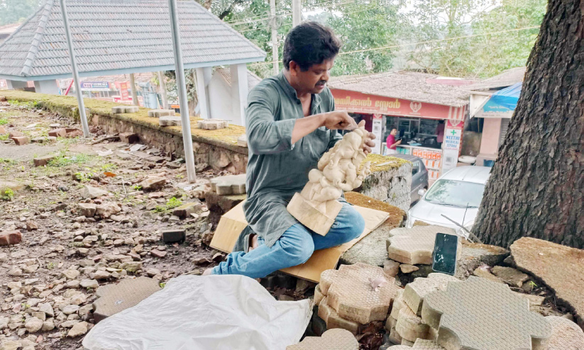 കിഡ്നി രോഗികൾക്ക് തണലേകുന്ന പ്രദീപന് ജീവിക്കാൻ ശില്പ നിർമാണം കൂട്ട് കിഡ്നി രോഗികൾക്ക് തണലേകുന്ന പ്രദീപന് ജീവിക്കാൻ ശില്പ നിർമാണം കൂട്ട്