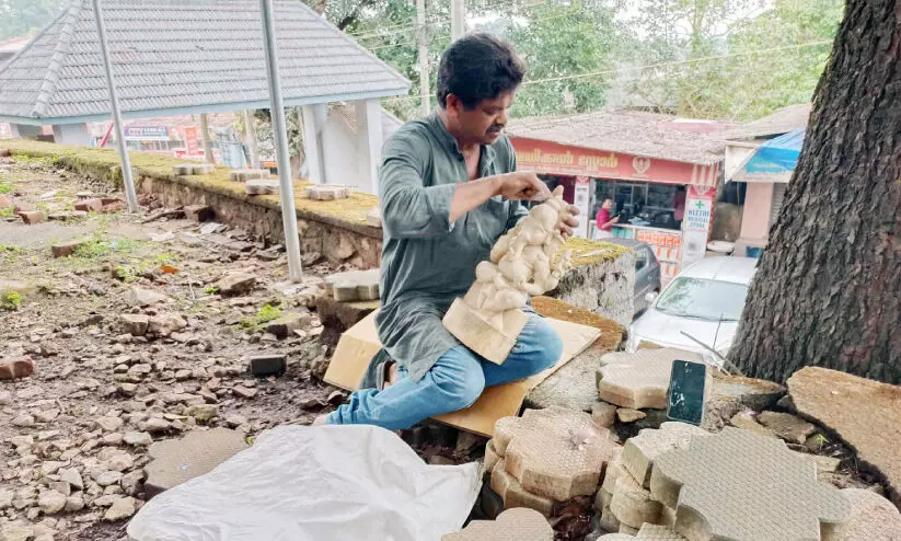 കിഡ്നി രോഗികൾക്ക് തണലേകുന്ന പ്രദീപന് ജീവിക്കാൻ ശില്പ നിർമാണം കൂട്ട്