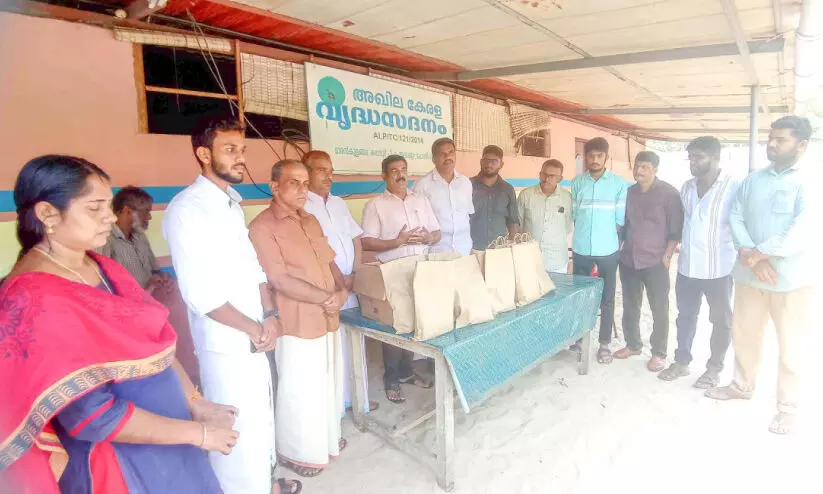 പെരുന്നാൾ ആഘോഷം വൃദ്ധസദനത്തിലെ അന്തേവാസികൾക്കൊപ്പം