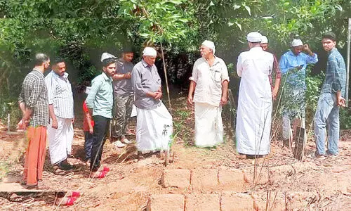 സുഹൃത്തിന്റെ ഖബറിടത്തിനരികിൽ പ്രാർഥനയോടെ ഷാജി