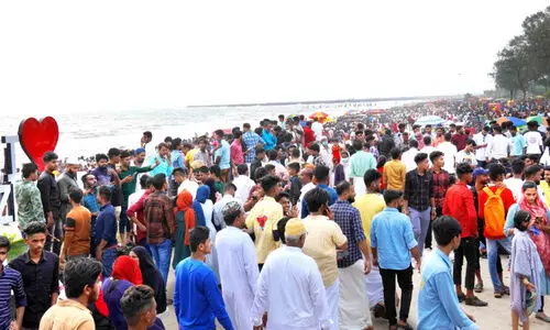 പെരുന്നാൾ സായന്തനത്തിൽ ജനസാഗരത്തിര