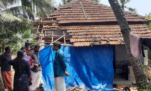 കാറ്റിലും മഴയിലും പരക്കെ നാശം; തലായിയിൽ 15 വീടുകൾ തകർന്നു