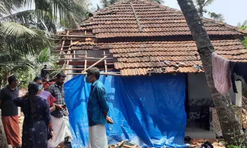 കാറ്റിലും മഴയിലും പരക്കെ നാശം; തലായിയിൽ 15 വീടുകൾ തകർന്നു