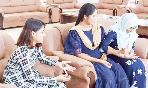 തെളിച്ചമുള്ള പുഞ്ചിരിയും മൈലാഞ്ചിയുമായി പുഷ്പാഞ്ജലിയുടെയും മനീഷയുടെയും പെരുന്നാൾ