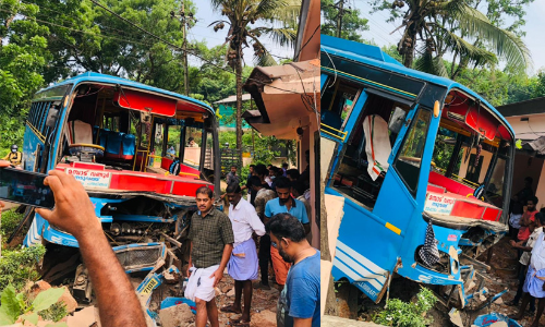 വണ്ടൂരിൽ ബസ് നിയന്ത്രണം വിട്ട് മതിലിലിടിച്ച് യാത്രക്കാർക്ക് പരിക്ക്