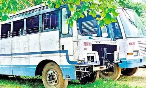 തുരുമ്പെടുത്ത്​ നശിക്കുന്ന കെ.എസ്​.ആർ.ടി.സി ബസുകളുടെ എണ്ണമെത്ര?, ആകെ ഓടിയ ദൂരമെത്ര? -വിശദീകരണം തേടി ഹൈകോടതി