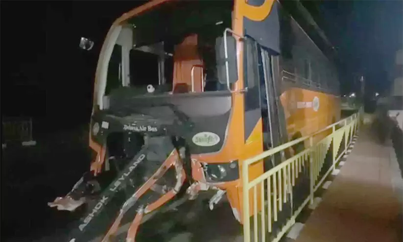 കാറും കെ- സ്വിഫ്റ്റ് ബസും കൂട്ടിയിടിച്ച് രണ്ട് പേർ മരിച്ചു കാറും കെ- സ്വിഫ്റ്റ് ബസും കൂട്ടിയിടിച്ച് രണ്ട് പേർ മരിച്ചു