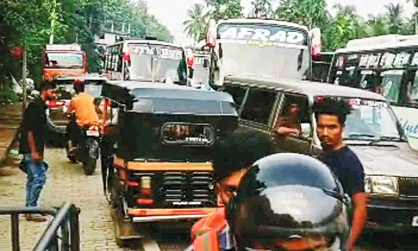 ഊട്ടിയിലേക്ക് സഞ്ചാരികളുടെ ഒഴുക്ക്; ഗതാഗതകുരുക്ക് രൂക്ഷം