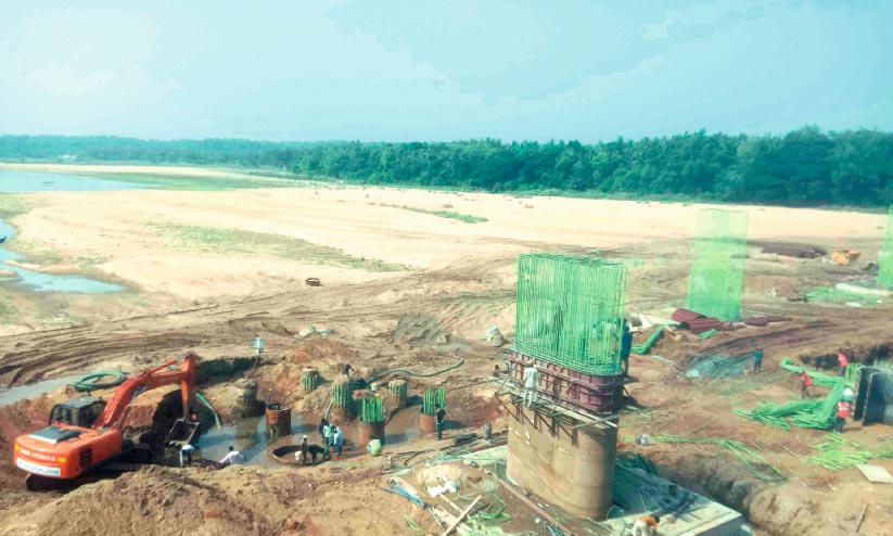 ദേശീയപാത വികസനം പുരോഗതിയിൽ; കുറ്റിപ്പുറത്ത് പുതിയ പാലത്തിന്റെ തൂണുകൾ ഉയരുന്നു