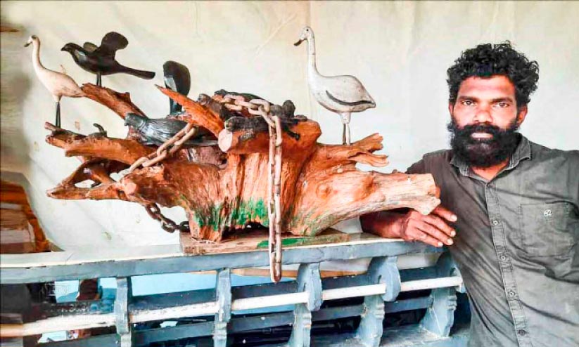 തടിയിൽ ജീവൻ തുടിക്കും ശിൽപങ്ങളൊരുക്കി ബിനു