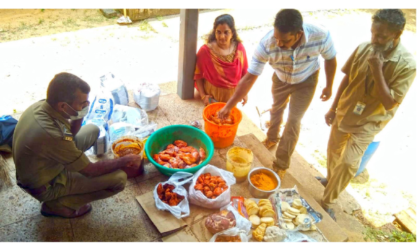 കണ്ണൂരിൽ ഭക്ഷ്യവകുപ്പിന്റെ പരിശോധന; പഴകിയ ഭക്ഷണം പിടിച്ചെടുത്തു കണ്ണൂരിൽ ഭക്ഷ്യവകുപ്പിന്റെ പരിശോധന; പഴകിയ ഭക്ഷണം പിടിച്ചെടുത്തു