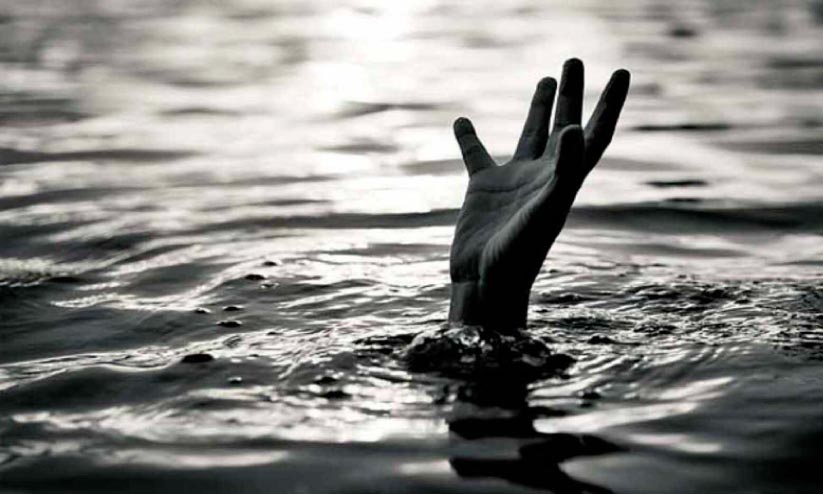 മുങ്ങുന്ന ജീവിതങ്ങൾ; കൈകാലിട്ടടിച്ച് നീന്തൽ പരിശീലനം