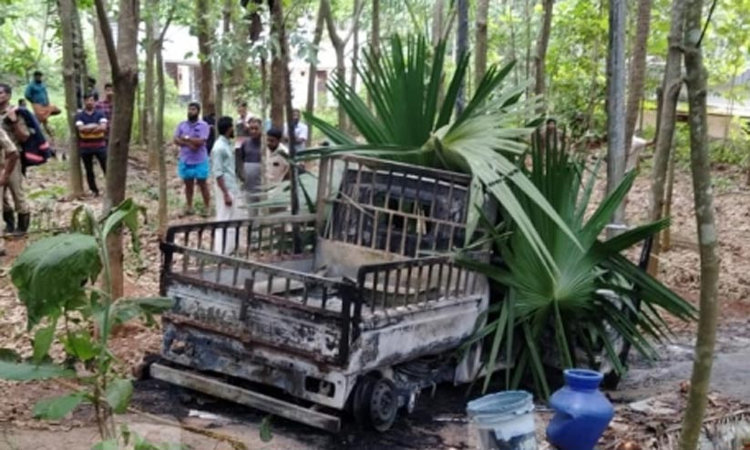 ഭാര്യയേയും മക്കളേയും ഓട്ടോയില് പൂട്ടിയിട്ട് ഗുണ്ട് വച്ച് പെട്രോളൊഴിച്ച് തീകൊളുത്തിയെന്ന് പൊലീസ് ഭാര്യയേയും മക്കളേയും ഓട്ടോയില് പൂട്ടിയിട്ട് ഗുണ്ട് വച്ച് പെട്രോളൊഴിച്ച് തീകൊളുത്തിയെന്ന് പൊലീസ്