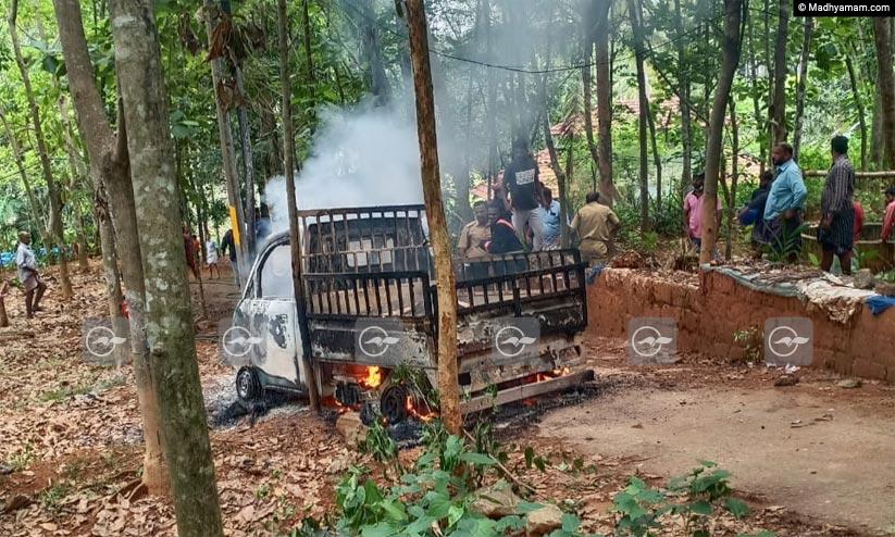 ഭാര്യയേയും മക്കളേയും ഓട്ടോയിലിട്ട് തീവെച്ച് ഭര്ത്താവ് കിണറ്റില് ചാടി; പെരിന്തൽമണ്ണയിൽ മൂന്ന് മരണം ഭാര്യയേയും മക്കളേയും ഓട്ടോയിലിട്ട് തീവെച്ച് ഭര്ത്താവ് കിണറ്റില് ചാടി; പെരിന്തൽമണ്ണയിൽ മൂന്ന് മരണം