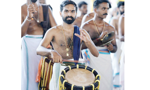 അ​യ്യ​ന്തോ​ളി​ന്‍റെ കൊ​ടി​യേ​റ്റ മേ​ള​ത്തിൽ പ്ര​മാ​ണി​യാ​യി പെ​രു​വ​ന​ത്തി​ന്‍റെ പി​ന്മു​റ​ക്കാ​ര​ൻ