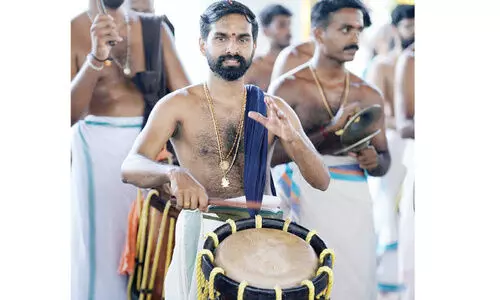 അ​യ്യ​ന്തോ​ളി​ന്‍റെ കൊ​ടി​യേ​റ്റ മേ​ള​ത്തിൽ പ്ര​മാ​ണി​യാ​യി പെ​രു​വ​ന​ത്തി​ന്‍റെ പി​ന്മു​റ​ക്കാ​ര​ൻ