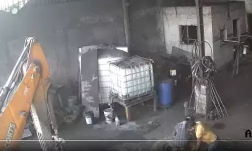 കാറ്റ് നിറക്കുന്നതിനിടെ ബുൾഡോസർ ടയർ പൊട്ടിത്തെറിച്ച് രണ്ട് പേർ മരിച്ചു -VIDEO