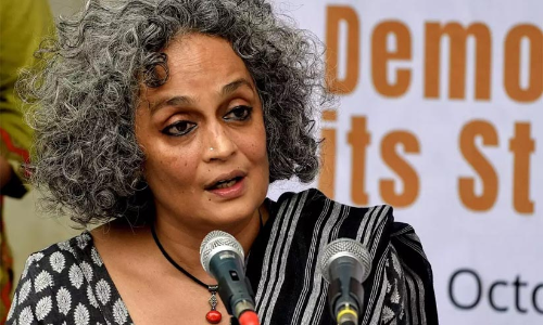 പിന്നോട്ടു സഞ്ചരിക്കുന്ന വിമാനം പോലെ ഇന്ത്യ തകരുകയാണ് -  മനുഷ്യാവകാശ ലംഘനങ്ങൾക്കെതിരെ തുറന്നടിച്ച് അരുന്ധതി റോയ്