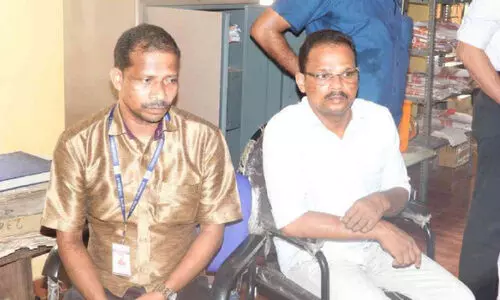 കൈക്കൂലി വാങ്ങുന്നതിനിടെ സബ് രജിസ്ട്രാര് ഓഫിസിലെ രണ്ട് ജീവനക്കാര് പിടിയില് കൈക്കൂലി വാങ്ങുന്നതിനിടെ സബ് രജിസ്ട്രാര് ഓഫിസിലെ രണ്ട് ജീവനക്കാര് പിടിയില്