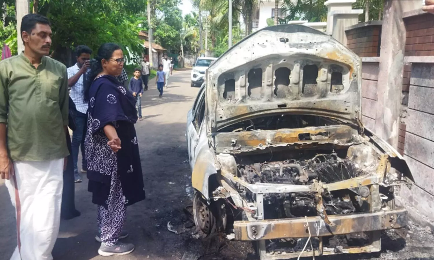 റോഡരികിൽ നിർത്തിയിട്ട ഡോക്ടറുടെ കാർ കത്തിച്ചു; സി.സി.ടി.വി ദൃശ്യം കേന്ദ്രീകരിച്ച് അന്വേഷണം