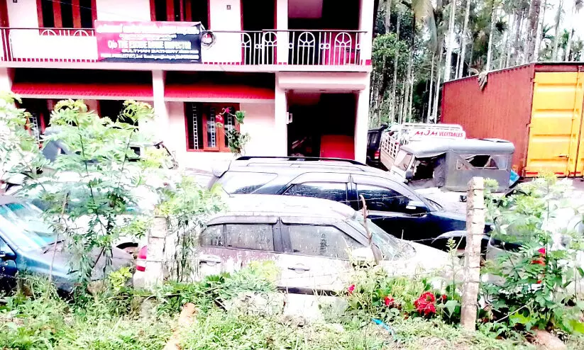 സുൽത്താൻ ബത്തേരി എക്സൈസ് ഓഫിസ് നിറഞ്ഞ് വാഹനങ്ങൾ