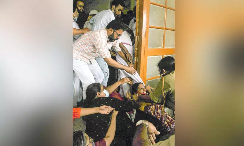 ഹോട്ടൽ പൊളിച്ചതിൽ പ്രതിഷേധം കത്തുന്നു; കുടുംബശ്രീ അംഗങ്ങൾ കണ്ണൂർ മേയറെ തടഞ്ഞു; 18 പേർ അറസ്റ്റിൽ ഹോട്ടൽ പൊളിച്ചതിൽ പ്രതിഷേധം കത്തുന്നു; കുടുംബശ്രീ അംഗങ്ങൾ കണ്ണൂർ മേയറെ തടഞ്ഞു; 18 പേർ അറസ്റ്റിൽ