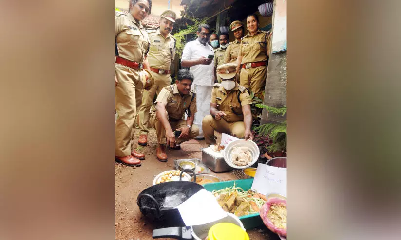 കണ്ണൂരിൽ വീണ്ടും പഴകിയ ഭക്ഷണം പിടികൂടി കണ്ണൂരിൽ വീണ്ടും പഴകിയ ഭക്ഷണം പിടികൂടി