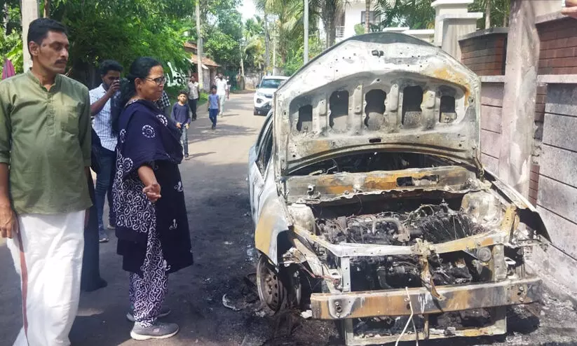 റോഡരികിൽ നിർത്തിയിട്ട ഡോക്ടറുടെ കാർ കത്തിച്ചു; സി.സി.ടി.വി ദൃശ്യം കേന്ദ്രീകരിച്ച് അന്വേഷണം റോഡരികിൽ നിർത്തിയിട്ട ഡോക്ടറുടെ കാർ കത്തിച്ചു; സി.സി.ടി.വി ദൃശ്യം കേന്ദ്രീകരിച്ച് അന്വേഷണം