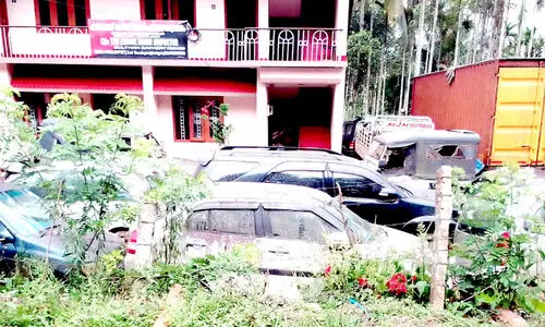 സുൽത്താൻ ബത്തേരി എക്സൈസ് ഓഫിസ് നിറഞ്ഞ് വാഹനങ്ങൾ