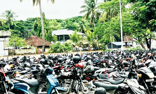 വാഹന പാർക്കിങ്: യാത്രക്കാരെ കൊള്ളയടിച്ച് റെയിൽവേ