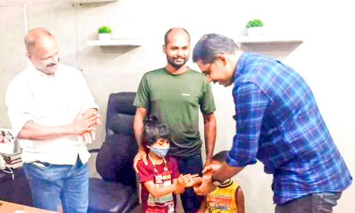 കളഞ്ഞുകിട്ടിയ സ്വർണമാല തിരിച്ചുനൽകി മാതൃകയായി