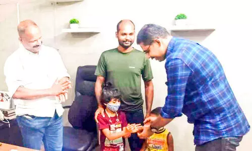 കളഞ്ഞുകിട്ടിയ സ്വർണമാല തിരിച്ചുനൽകി മാതൃകയായി