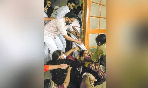 ഹോട്ടൽ പൊളിച്ചതിൽ പ്രതിഷേധം കത്തുന്നു; കുടുംബശ്രീ അംഗങ്ങൾ കണ്ണൂർ മേയറെ തടഞ്ഞു; 18 പേർ അറസ്റ്റിൽ