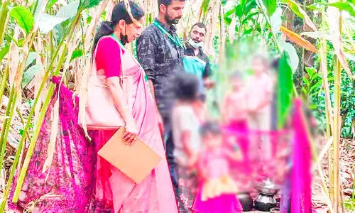 അമ്മയും മൂന്ന് പെൺമക്കളും ഏലച്ചെടികളിൽ കെട്ടിയ സാരിമറക്കുള്ളിൽ കഴിഞ്ഞത് ഒരാഴ്ച അമ്മയും മൂന്ന് പെൺമക്കളും ഏലച്ചെടികളിൽ കെട്ടിയ സാരിമറക്കുള്ളിൽ കഴിഞ്ഞത് ഒരാഴ്ച