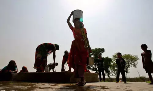 വെള്ളം കൊണ്ടുവരുന്നത് കിലോമീറ്ററുകൾ ചുമന്ന്; സർക്കാറിനെതിരെ പരാതിയുമായി യു.പിയിലെ ആദിവാസി സ്ത്രീ