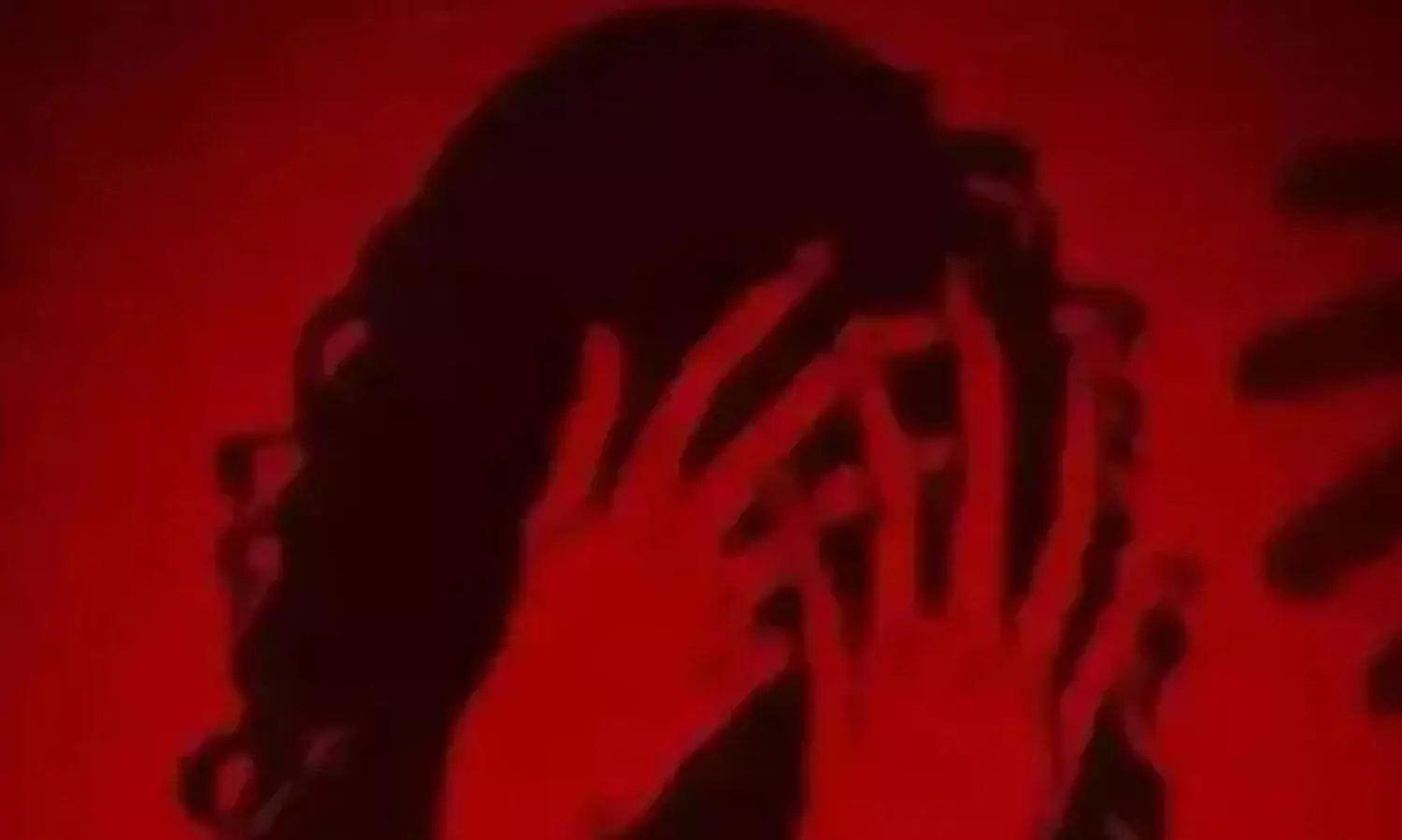 രണ്ടര വയസ്സുള്ള മകന്‍റെ മുന്നിലിട്ട് യുവതിയെ 79 ദിവസം പീഡിപ്പിച്ചു; മന്ത്രവാദി ഒളിവിൽ