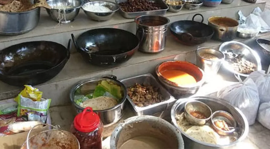 ആരോഗ്യവകുപ്പിന്റെ വ്യാപക പരിശോധന; വടകരയിൽ പഴകിയ ഭക്ഷണം പിടികൂടി ആരോഗ്യവകുപ്പിന്റെ വ്യാപക പരിശോധന; വടകരയിൽ പഴകിയ ഭക്ഷണം പിടികൂടി