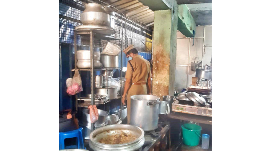 ഭക്ഷ്യ സുരക്ഷ വകുപ്പിന്റെ പരിശോധന; കാസർകോട് രണ്ടു കടകൾ അടപ്പിച്ചു ഭക്ഷ്യ സുരക്ഷ വകുപ്പിന്റെ പരിശോധന; കാസർകോട് രണ്ടു കടകൾ അടപ്പിച്ചു