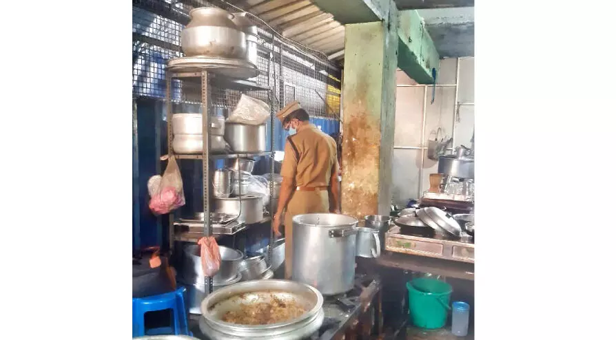 ഭക്ഷ്യ സുരക്ഷ വകുപ്പിന്റെ പരിശോധന; കാസർകോട് രണ്ടു കടകൾ അടപ്പിച്ചു ഭക്ഷ്യ സുരക്ഷ വകുപ്പിന്റെ പരിശോധന; കാസർകോട് രണ്ടു കടകൾ അടപ്പിച്ചു