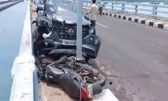 പാമ്പൻ പാലത്തിൽ കാറും ബൈക്കും കൂട്ടിയിടിച്ച് ഒരാൾ മരിച്ചു; കടലിലേക്ക് തെറിച്ചുവീണയാളെ രക്ഷപ്പെടുത്തി