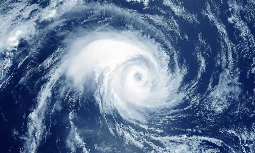 ന്യൂ​ന​മ​ർ​ദം അ​സാ​നി ചു​ഴ​ലി​ക്കാ​റ്റാ​യി മാ​റാ​ൻ സാ​ധ്യ​ത​യെ​ന്ന്‌