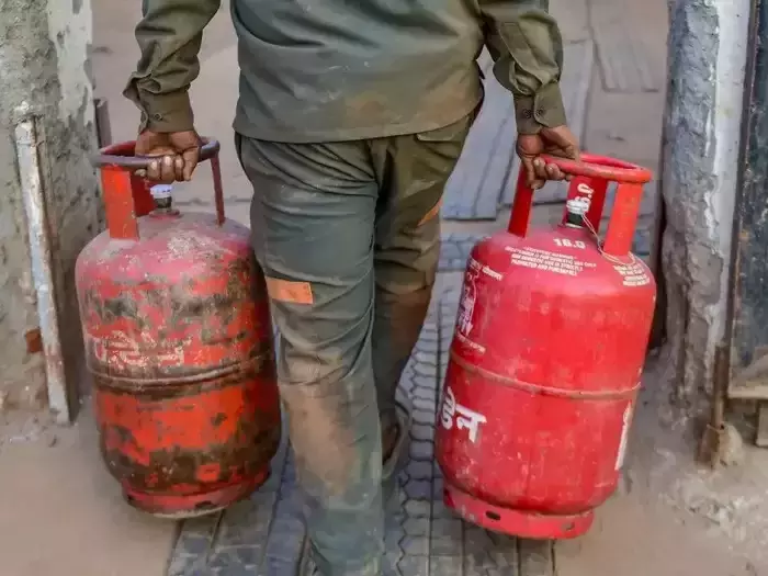 1000 കടന്ന് പാചകവാതകം; ദുരിത തീ