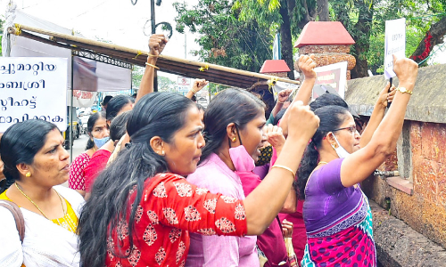 മേയർ ടി.​ഒ. മോ​ഹ​ന​നെ​തി​രെ പ്രതിഷേധം തുടരുന്നു; പ്രതിരോധിക്കാൻ വനിത കൗൺസിലർമാർ