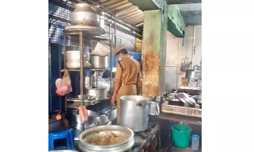 ഭക്ഷ്യ സുരക്ഷ വകുപ്പിന്റെ പരിശോധന; കാസർകോട് രണ്ടു കടകൾ അടപ്പിച്ചു ഭക്ഷ്യ സുരക്ഷ വകുപ്പിന്റെ പരിശോധന; കാസർകോട് രണ്ടു കടകൾ അടപ്പിച്ചു