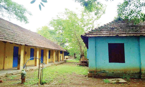 ചാ​ല​ക്കു​ടി ഗ​വ. സ്കൂ​ളി​ലെ ജീ​ർ​ണി​ച്ച കെ​ട്ടി​ട​ങ്ങ​ൾ പൊ​ളി​ച്ചു​നീ​ക്ക​ണ​മെ​ന്ന്​ ആ​വ​ശ്യം