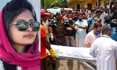 ഹൃദയം നുറുങ്ങുന്ന വേദനയിൽ കാക്കൂർ; റി​ഫ മെ​ഹ്നു​വി​ന്റെ മൃതദേഹം പുറത്തെടുത്ത് പോസ്റ്റ്മോർട്ടം നടപടി തുടങ്ങി