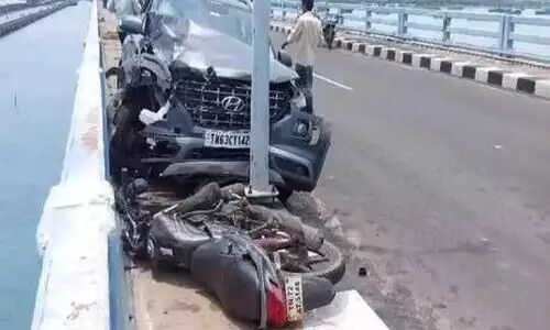 പാമ്പൻ പാലത്തിൽ കാറും ബൈക്കും കൂട്ടിയിടിച്ച് ഒരാൾ മരിച്ചു; കടലിലേക്ക് തെറിച്ചുവീണയാളെ രക്ഷപ്പെടുത്തി