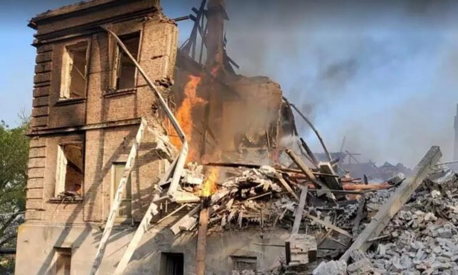 യുക്രെയ്ൻ സ്കൂളിൽ ബോംബുവർഷം; 60ലേറെ മരണം