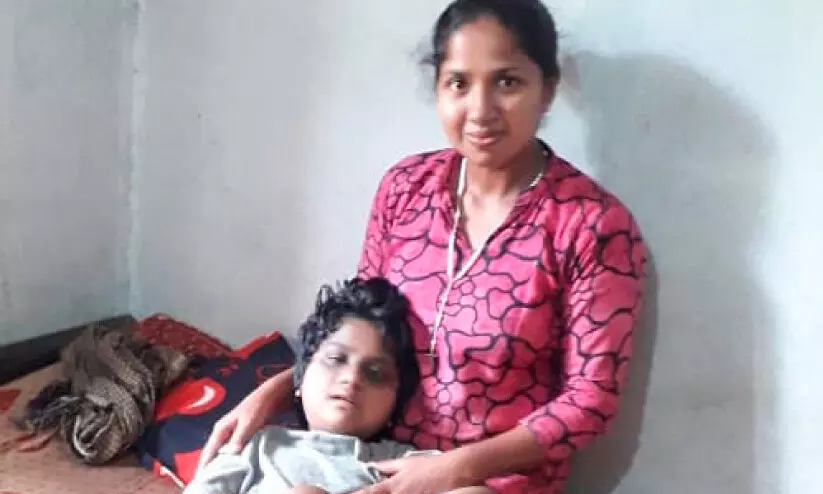 മകളെ നെഞ്ചിൽ നിന്നടർത്താതെ   പ്രാർഥനയോടെ ഒരമ്മ