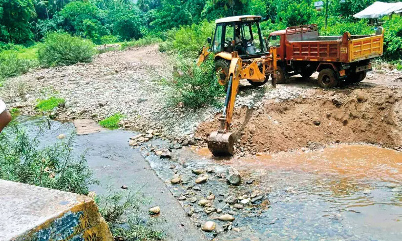 പുഴയിലെ പ്രളയാവശിഷ്ടം നീക്കിത്തുടങ്ങി പുഴയിലെ പ്രളയാവശിഷ്ടം നീക്കിത്തുടങ്ങി